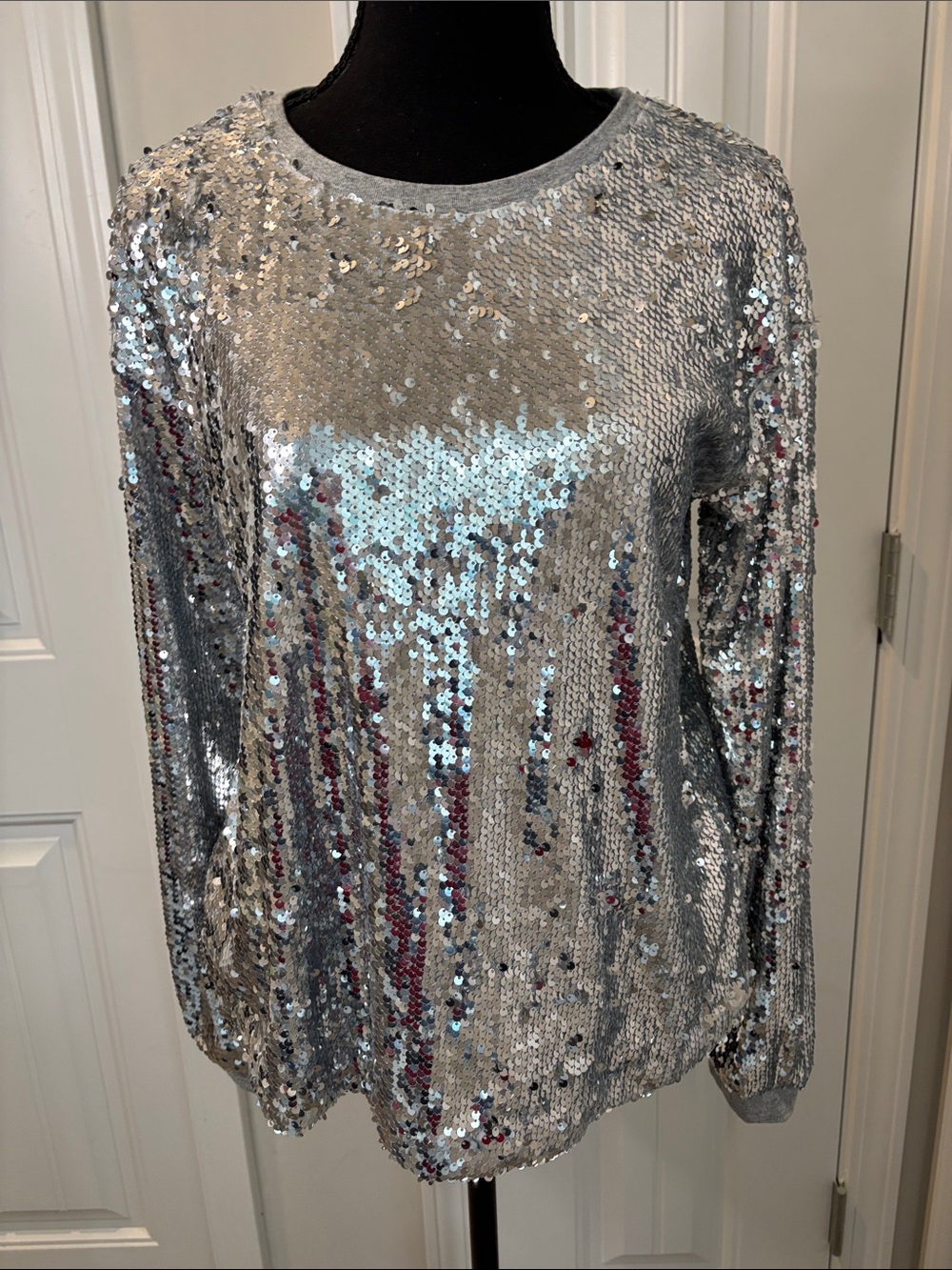 Eri & Ali Silver Sequin Long-Sleeve Crewneck Sweatshirt Size Medium EUC